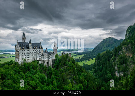 Château de Neuschwanstein appelé avec beaucoup d'arbres et montagnes en arrière-plan en Bavière Banque D'Images