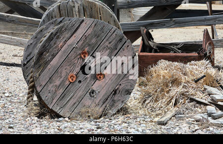 Grand tiroir en bois avec corde solide et d'une fracture à l'avant de la boîte à outils une clôture altérée Banque D'Images