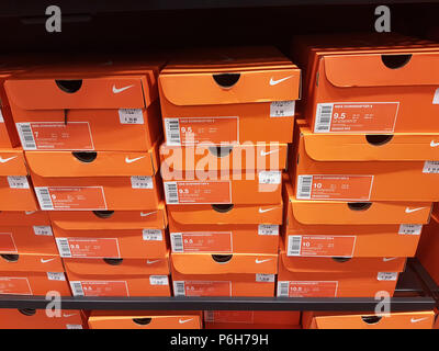Villefontaine, France - 29 juin 2018 : Orange Nike chaussures Boxes empilés sur une étagère dans l'affaire Nike Outlet Store dans le Village outlet shopping complexe dans¨IsÃ re Banque D'Images