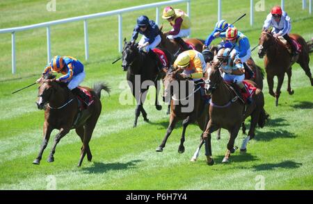 Bataille de Jéricho monté par Ryan Moore (à gauche) gagner la tote Rockingham au cours de la deuxième journée du handicap le Dubai Duty Free Derby irlandais Curragh Hippodrome, Festival à Co Kildare. Banque D'Images