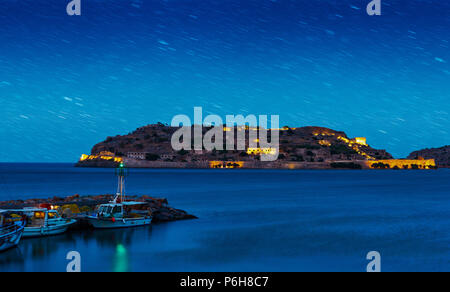 Vue sur l'île de Spinalonga, la nuit, vue de l'embarcadère du village de Plaka, Crète, Grèce Banque D'Images