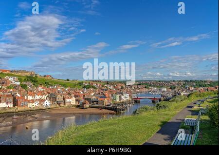 Vue de Whitby Harbour à l'intérieur pour la ville et le port de plaisance. Une rangée de bancs sont au premier plan. Banque D'Images