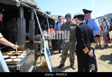 La princesse royale au cours au cours des célébrations de la Journée des Forces armées nationales à Llandudno, au Pays de Galles. Banque D'Images