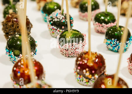 Le bac de minuscules pommes caramel en dessert les collations à l'événement d'entreprise banquet de gala Banque D'Images