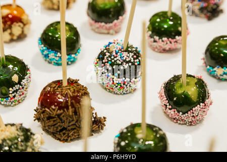 Le bac de minuscules pommes caramel en dessert les collations à l'événement d'entreprise banquet de gala Banque D'Images