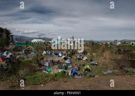 Un aperçu général montre une partie d'un camp de fortune pour les migrants et les réfugiés de l'Greek-Macedonian frontière près du village grec de Idomeni. Banque D'Images