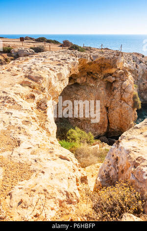 Pont de pierre formé naturellement appelé KAMARA TOY KORAKA traversant une partie de la Méditerranée près de Ayia Napa, Chypre Banque D'Images