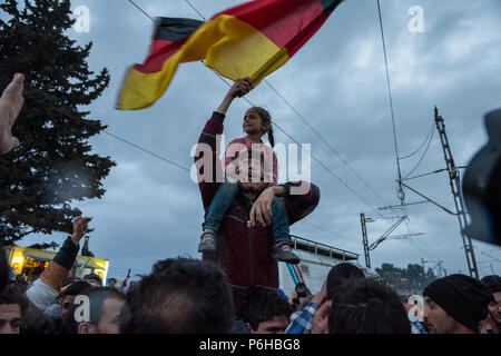 Vague de réfugiés un drapeau allemand car ils exigent les frontières pour être ouvert et célébré l'appui reçu de la Chancelière allemande Angela Merkel à l'makesh Banque D'Images