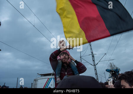 Vague de réfugiés un drapeau allemand car ils exigent les frontières pour être ouvert et célébré l'appui reçu de la Chancelière allemande Angela Merkel à l'makesh Banque D'Images