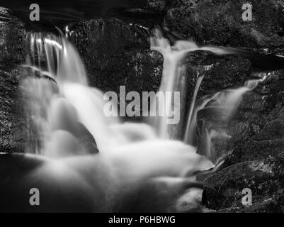 Ingleton Falls Chutes d'eau (noir et blanc) Banque D'Images