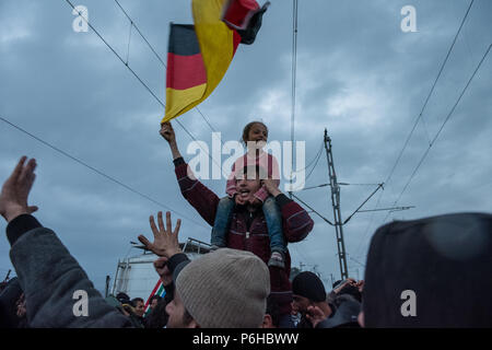 Vague de réfugiés un drapeau allemand car ils exigent les frontières pour être ouvert et célébré l'appui reçu de la Chancelière allemande Angela Merkel à l'makesh Banque D'Images