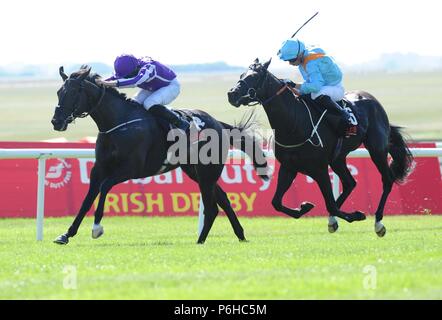 Van Beethoven monté par Ryan Moore gagnez le gain pendant deux jours des enjeux ferroviaires de la Dubai Duty Free Derby irlandais Curragh Hippodrome, Festival à Co Kildare. Banque D'Images