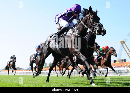 Van Beethoven monté par Ryan Moore gagnez le gain pendant deux jours des enjeux ferroviaires de la Dubai Duty Free Derby irlandais Curragh Hippodrome, Festival à Co Kildare. Banque D'Images