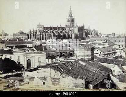 Sevilla, con Panorámica la Catedral Giralda y y la Torre de la Plata. Banque D'Images