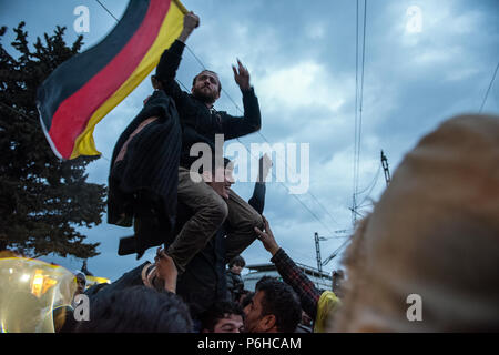 Vague de réfugiés un drapeau allemand car ils exigent les frontières pour être ouvert et célébré l'appui reçu de la Chancelière allemande Angela Merkel à l'makesh Banque D'Images