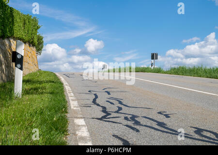 Route asphaltée dans la forêt bavaroise Banque D'Images