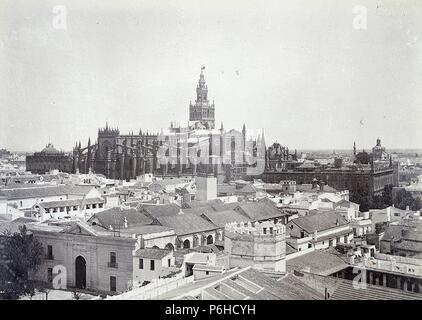 Sevilla, con Panorámica la Catedral Giralda y y la Torre de la Plata. Banque D'Images