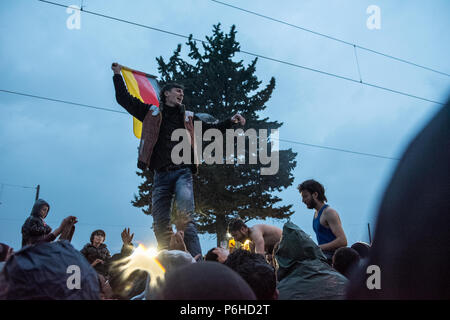 Vague de réfugiés un drapeau allemand car ils exigent les frontières pour être ouvert et célébré l'appui reçu de la Chancelière allemande Angela Merkel à l'makesh Banque D'Images