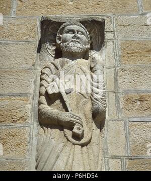 PEDRO, San (Betsaida, ? -Roma, 64 a 67). Apóstol principal de Jesucristo y primer papa de la Iglesia Católica. ALTORRELIEVE ROMANICO (siglo XII) CON LA REPRESENTACION DE SAN PEDRO existente en la fachada de la Iglesia de San Pablo de Narbona (amendes siglo XVI). ANGLESOLA. Comarca de l'Urgell. Provincia de Lleida. Cataluña. Banque D'Images