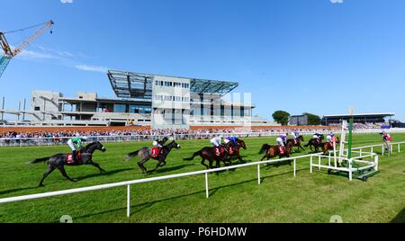 Latrobe monté par jockey Donnacha O'Brien remporte le Derby irlandais Dubai Duty Free pendant deux jours de la Dubai Duty Free Derby irlandais Curragh Hippodrome, Festival à Co Kildare. Banque D'Images