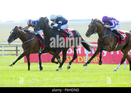 Latrobe monté par jockey Donnacha O'Brien (au centre) remporte le Derby irlandais Dubai Duty Free avant de Rostropovitch monté par jockey P B Beggy (à gauche) et Saxon Warrior monté par jockey Ryan Moore (à droite) au cours de la deuxième journée de la Dubai Duty Free Derby irlandais Curragh Hippodrome, Festival à Co Kildare. Banque D'Images