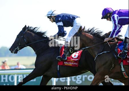 Latrobe monté par jockey Donnacha O'Brien remporte le Derby irlandais Dubai Duty Free pendant deux jours de la Dubai Duty Free Derby irlandais Curragh Hippodrome, Festival à Co Kildare. Banque D'Images