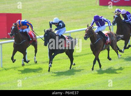 Latrobe monté par jockey Donnacha O'Brien (au centre) remporte le Derby irlandais Dubai Duty Free avant de Rostropovitch monté par jockey P B Beggy (à gauche) et Saxon Warrior monté par jockey Ryan Moore (à droite) au cours de la deuxième journée de la Dubai Duty Free Derby irlandais Curragh Hippodrome, Festival à Co Kildare. Banque D'Images