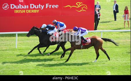 Latrobe monté par jockey Donnacha O'Brien (au centre) remporte le Derby irlandais Dubai Duty Free avant de Rostropovitch monté par jockey P B Beggy (à gauche) et Saxon Warrior monté par jockey Ryan Moore (à droite) au cours de la deuxième journée de la Dubai Duty Free Derby irlandais Curragh Hippodrome, Festival à Co Kildare. Banque D'Images