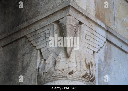 Une figure d'un pélican sculpté dans une capitale à l'extérieur de l'immeuble de la Young Men's Christian Association, communément connu sous le nom de YMCA construits au début des années 1930, durant le mandat britannique de Palestine dans l'ouest de Jérusalem Israël Banque D'Images