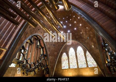 Palau Güell. Orgue et arcs paraboliques. Banque D'Images