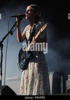 Ellie Rowsell du groupe Wolf Alice joue sur la scène principale pour le festival TRNSMT sur Glasgow Green à Glasgow. Banque D'Images