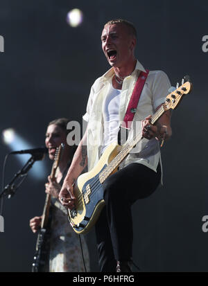 Theo Ellis et Ellie Rowsell du groupe Wolf Alice effectuer sur la scène principale pour le festival TRNSMT sur Glasgow Green à Glasgow. Banque D'Images