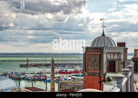 Vue sur le port de Ramsgate avec ascenseur de plage victorien et hauts de cheminée Banque D'Images