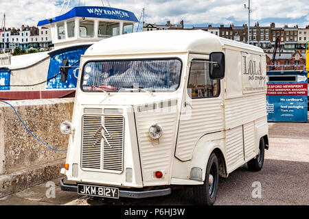 Vintage crème Ice cream van sur le port de Ramsgate, Kent Angleterre Banque D'Images