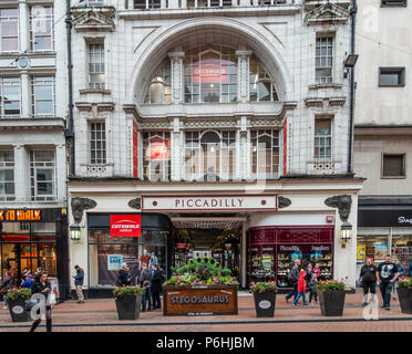Sur l'extérieur et entrée de Piccadilly arcade commerçante, (anciennement un cinéma) Stegosaurus semoir, Nouvelle ère, Birmingham, Angleterre, RU Banque D'Images