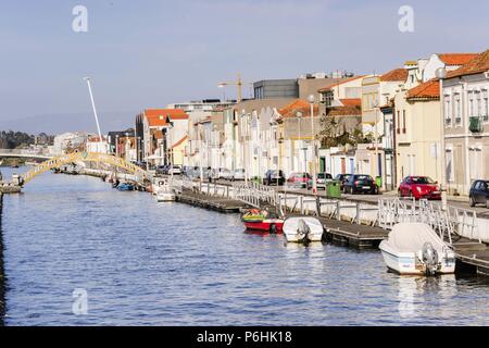 Puente carcavelos dos ,mediados del siglo XX, point de uníón entre la salinas y los antiguos almacenes de sal , canal de San Roque, Aveiro, Beira Litoral, Portugal, Europa. Banque D'Images