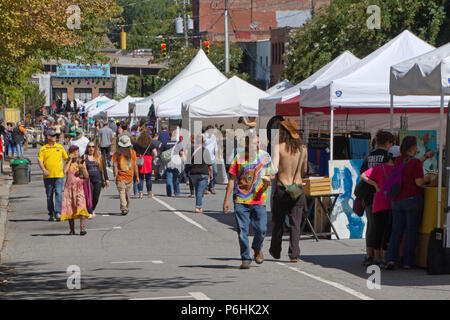 ASHEVILLE, NC - 3 septembre 2017 : Le Festival LAAF, ou vivant Asheville Arts Festival, l'été est un festival de rue au centre-ville de Asheville Banque D'Images