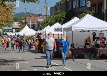 ASHEVILLE, NC - 3 septembre 2017 : Le Festival LAAF, ou vivant Asheville Arts Festival, l'été est un festival de rue au centre-ville de Asheville Banque D'Images