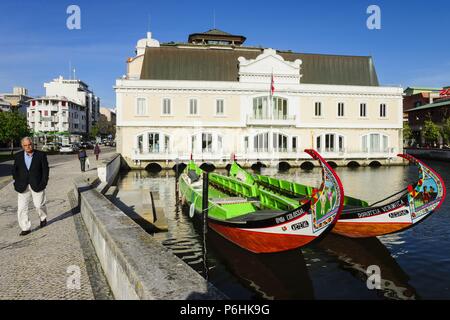 Moliceiros frente al Edificio de la antigua capitania del Puerto, canal n'Cojo, Aveiro, Beira Litoral, Portugal, Europa. Banque D'Images