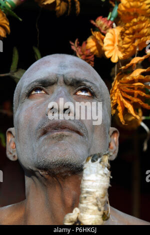 Portrait de saddhu saddhu Naga baba au cours de Maha Kumbh Mela 2013 à Mumbai , Inde Banque D'Images