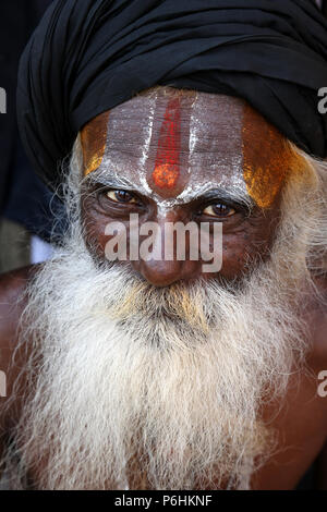 Portrait de saddhu saddhu Naga baba au cours de Maha Kumbh Mela 2013 à Mumbai , Inde Banque D'Images