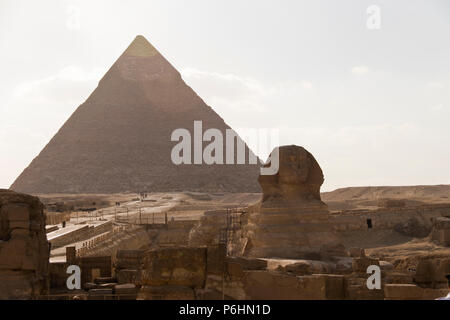 Le grand Sphinx de Gizeh, une créature mythique avec son corps de lion et à tête humaine, située en face de la pyramide de Khafré, Giza, Egypte. Banque D'Images