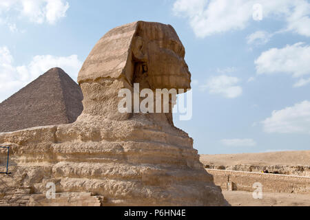 Le grand Sphinx de Gizeh, une créature mythique avec son corps de lion et à tête humaine, situé à les pyramides de Gizeh, Egypte. Banque D'Images