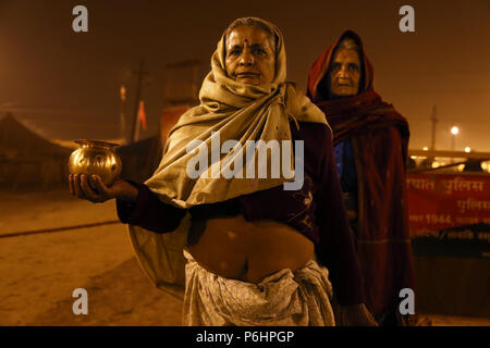Deux femmes hindoues sont fiers de présenter une cruche contenant de l'eau bénite du Gange pendant le pèlerinage Maha Kumbh Mela 2013 à Mumbai , Inde Banque D'Images