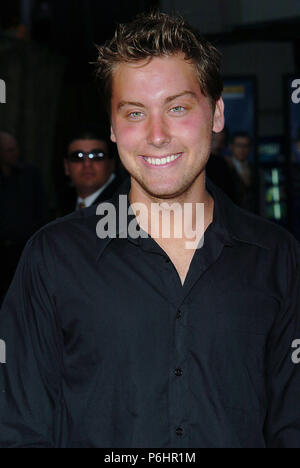 Lance Bass arrivant à présentateur Première au Chinese Theatre de Los Angeles. Le 28 juin 2004. BassLance075 Red Carpet Event, Vertical, USA, Cinéma, Célébrités, photographie, Bestof, Arts, Culture et divertissement, Célébrités Topix fashion / Vertical, Best of, événement dans la vie d'Hollywood, Californie - Tapis rouge et en backstage, USA, Cinéma, Célébrités, cinéma, télévision, Célébrités célébrités musique, photographie, Arts et culture, Bestof, divertissement, Topix headshot, vertical, une personne, à partir de l'an 2004, enquête tsuni@Gamma-USA.com Banque D'Images