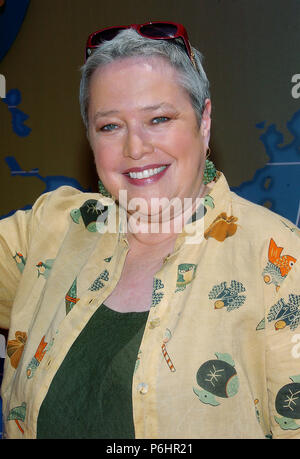 Kathy Bates en arrivant à la Tour du monde en 80 jours Première Mondiale au El Capitan Theatre de Los Angeles. 13 juin, 2004. BatesKathy008 Red Carpet Event, Vertical, USA, Cinéma, Célébrités, photographie, Bestof, Arts, Culture et divertissement, Célébrités Topix fashion / Vertical, Best of, événement dans la vie d'Hollywood, Californie - Tapis rouge et en backstage, USA, Cinéma, Célébrités, cinéma, télévision, Célébrités célébrités musique, photographie, Arts et culture, Bestof, divertissement, Topix headshot, vertical, une personne, à partir de l'an 2004, enquête tsuni@Gamma-USA.com Banque D'Images