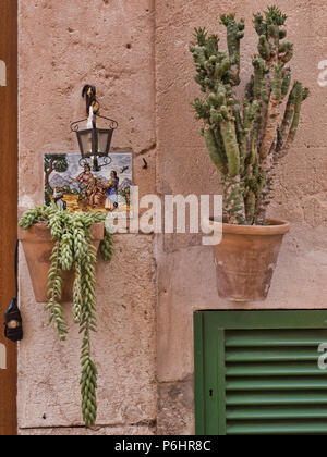 Une tuile n plaque à Valldemossa, Majorque, en l'honneur du saint local, Santa Catalina Thomas qui est né dans le village. Banque D'Images