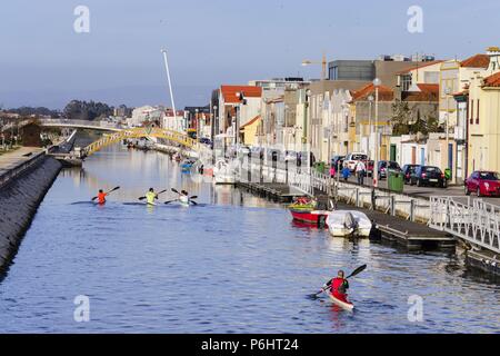 Piraguistas, Puente de Carcavelos dos ,mediados del siglo XX, point de uníón entre la salinas y los antiguos almacenes de sal , canal de San Roque, Aveiro, Beira Litoral, Portugal, Europa. Banque D'Images