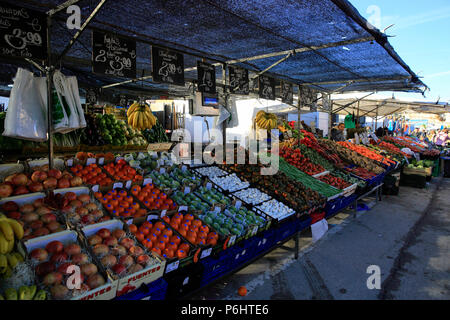 Affichage des fruits et légumes au marché d'un week-end à Alcala de Henares. L'Espagne, l'Europe Banque D'Images