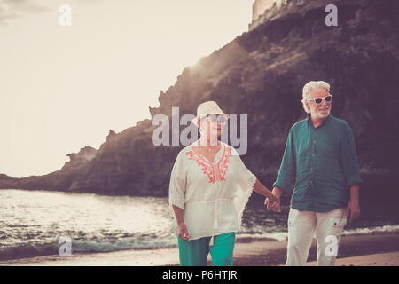 Happy senior couple in love waing souriant et profiter de l'heure d'été sur la plage et la vie à la retraite de leur nouvelle vie ensemble après y Banque D'Images